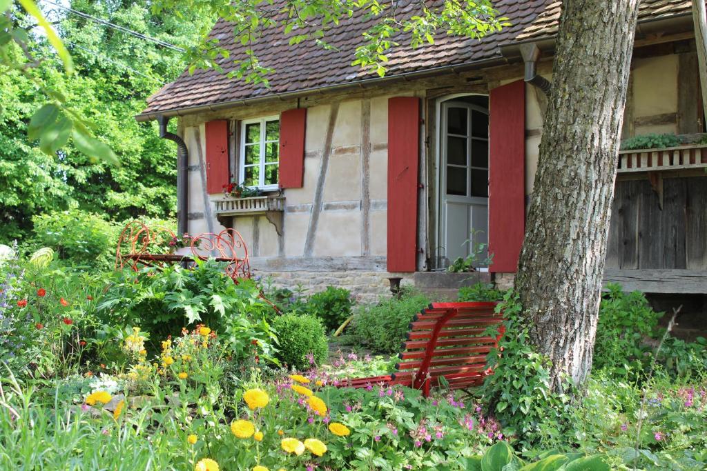 a small house with a garden in front of it at Rouge Eglantine in Salenthal