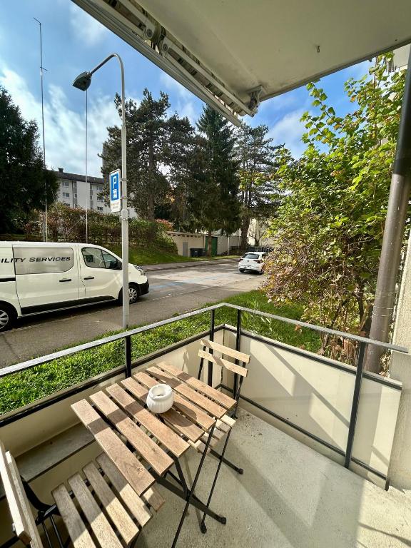 Basic 3BR Flat with Balcony in Zurich - Resim 5