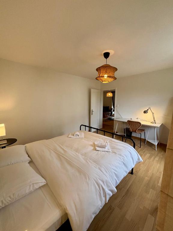 Basic 3-BR Apartment with Balcony Access - Resim 12