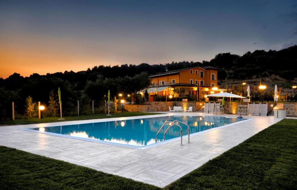 Bazén v ubytovaní Casale degli Ulivi Resort alebo v jeho blízkosti