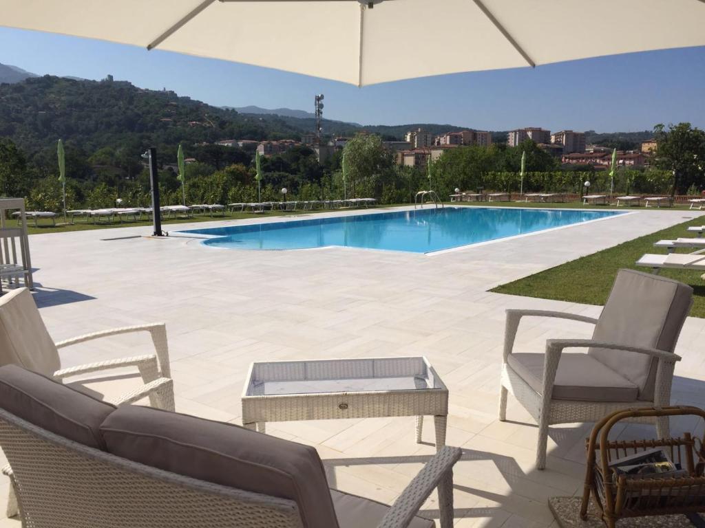 Bazén v ubytovaní Casale degli Ulivi Resort alebo v jeho blízkosti
