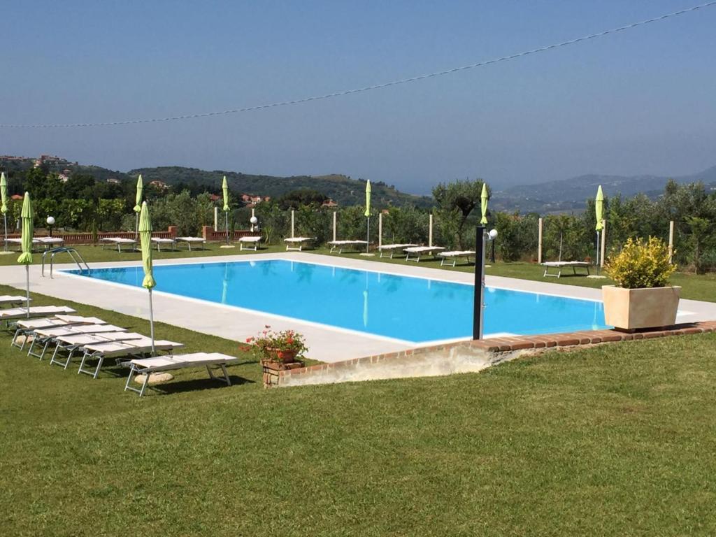 Bazén v ubytovaní Casale degli Ulivi Resort alebo v jeho blízkosti
