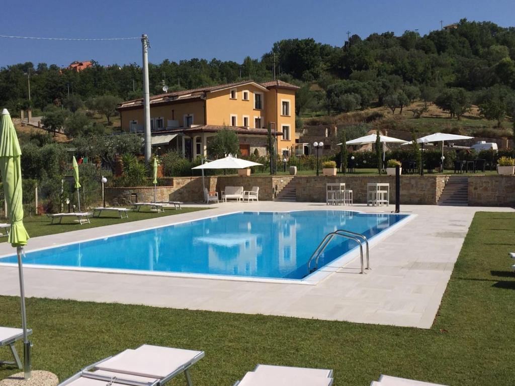 Bazén v ubytovaní Casale degli Ulivi Resort alebo v jeho blízkosti