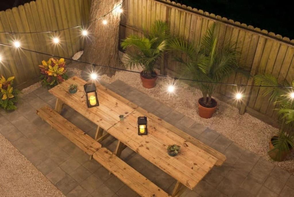 Vue aérienne d'une table en bois sur une terrasse avec des plantes dans l'établissement Historic charmer close to all the beach and strand, à Galveston