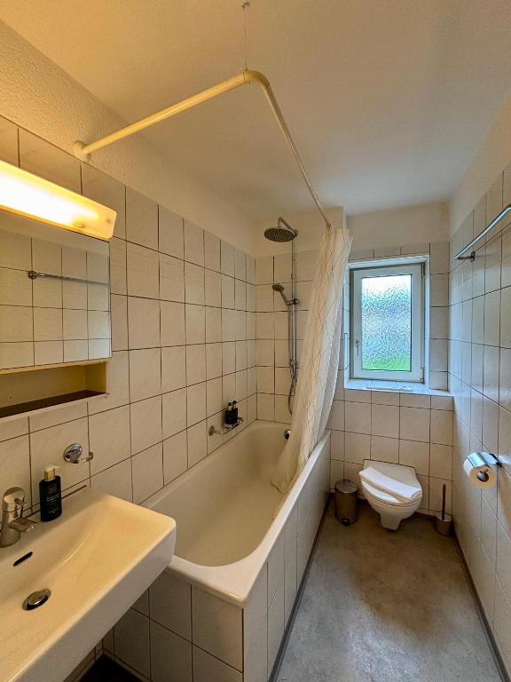 Basic 3-BR Apartment with Balcony Access - Resim 3