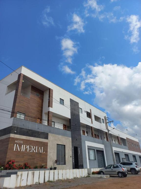 een gebouw met daarvoor geparkeerde auto's bij Hotel Imperial in Santa Cruz