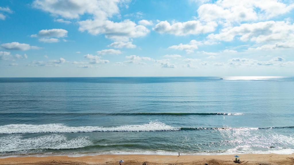 Ormond-by-the-SeaにあるNew listing! Direct oceanfront condo with private balcony overlooking the pool and beachの海の景色を望む