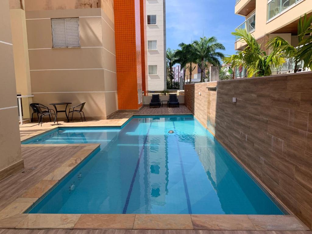 a swimming pool in the middle of a building at Apartamento na Praia Grande Ubatuba in Ubatuba