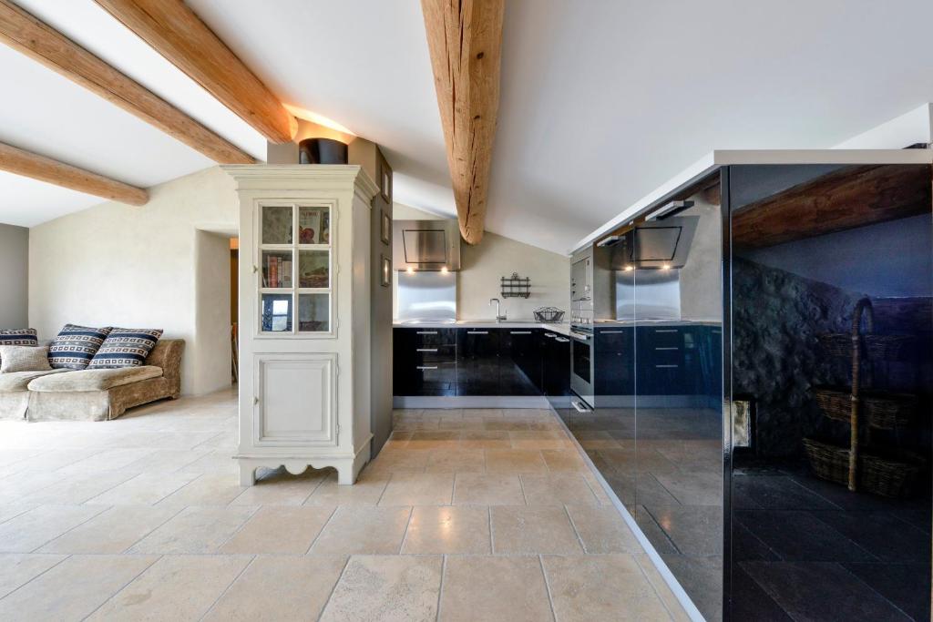a kitchen with a white cabinet in a room at Casa Teppe rosse in Aléria