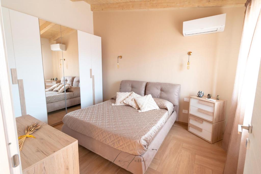 Postel nebo postele na pokoji v ubytování Lu Furru Apartments