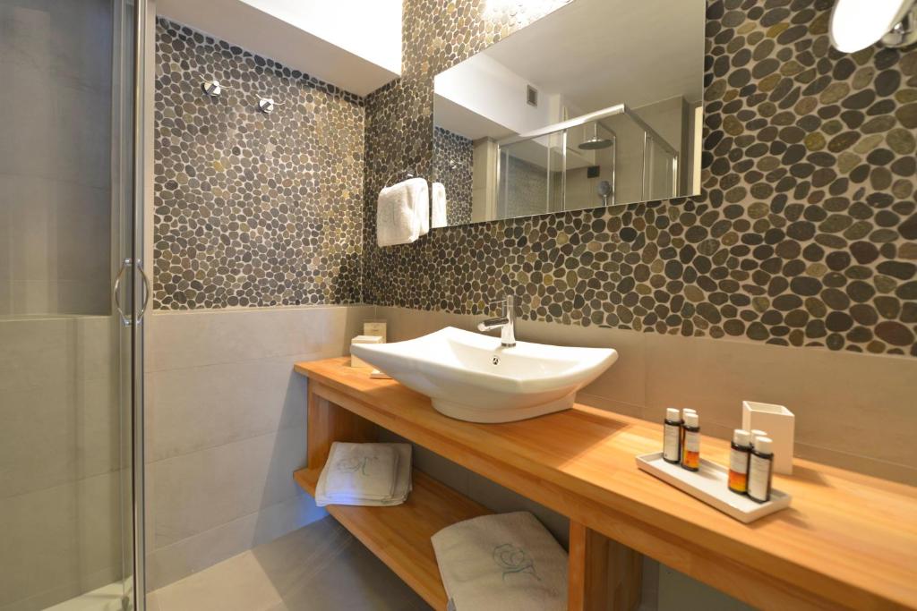 Koupelna v ubytování Niriedes Hotel