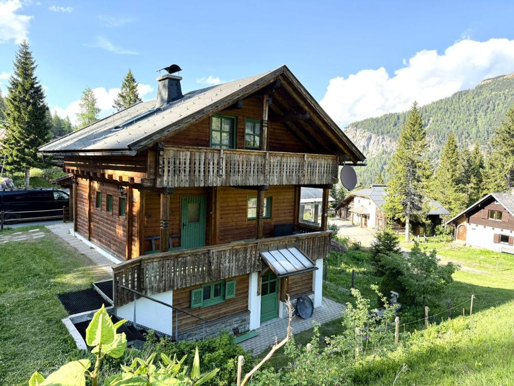 una casa en medio de un campo en das Sopherl, en Sonnenalpe Nassfeld