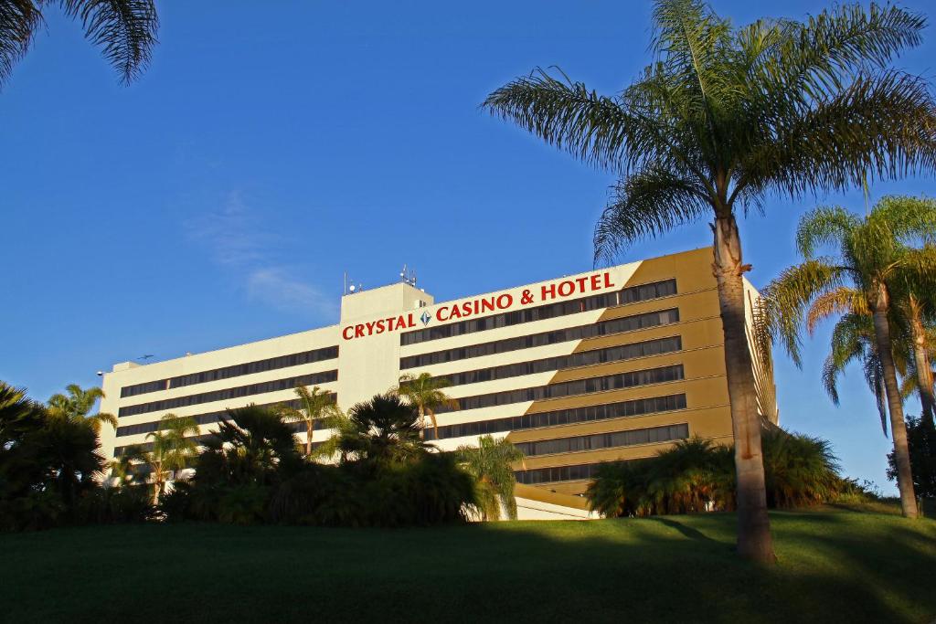 een gebouw met een palmboom ervoor bij LA Crystal Hotel -Los Angeles-Long Beach Area in Carson
