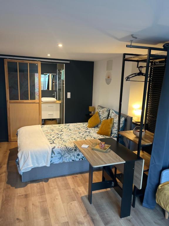 1 dormitorio con 1 cama, escritorio, 1 cama y 1 litera en Ele STUDIO indépendant, en Bergerac