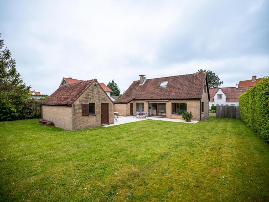 a house with a yard in front of it at La Paix in Sint-Idesbald