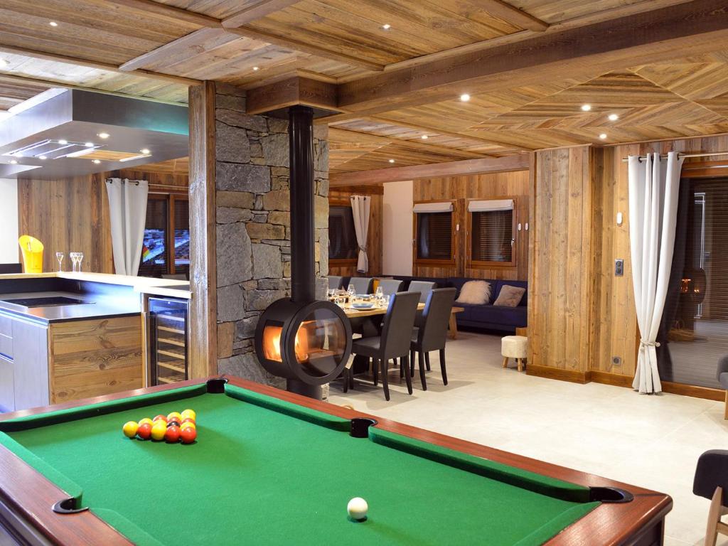 sala de estar con mesa de billar y cocina en Chalet 5* pied des pistes Spa - FR-1-267-308, en Villarembert
