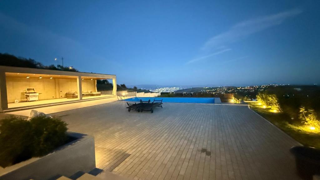 een uitzicht vanaf het dak van een huis 's nachts bij Luxury Villa #1 in Stantsiya Mukhiani