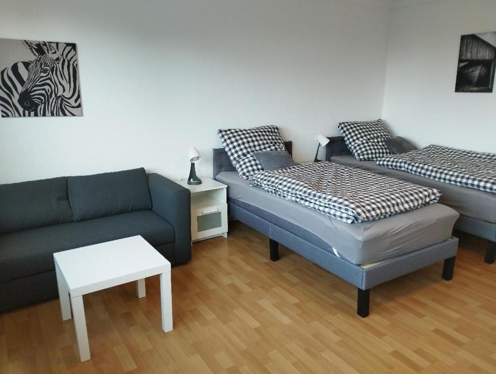 a living room with two beds and a couch at Gästezimmer Ilmenaudeich in Winsen Luhe