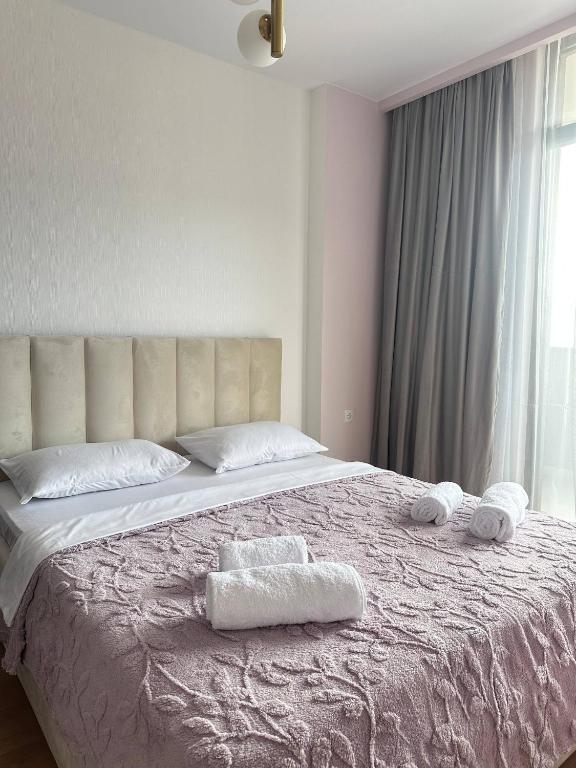 Postel nebo postele na pokoji v ubytování Olive Dream Apartment with Balcony View