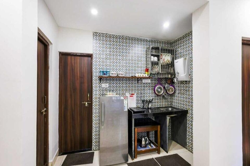 Il comprend une cuisine équipée d'un réfrigérateur et d'un comptoir. dans l'établissement Susegad by Palette Homes, à Candolim