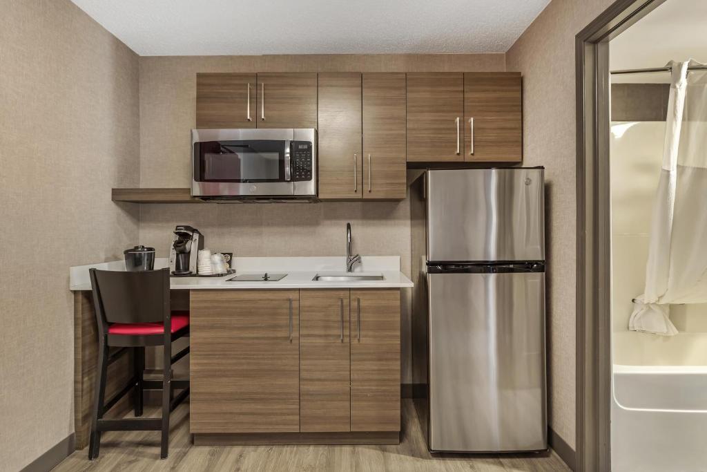 
King Suite with Sofa Bed - Shower Only/Non-Smoking
