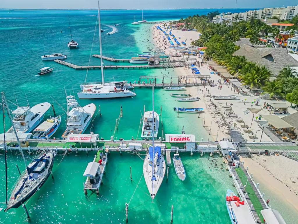 een groep boten aangemeerd in een jachthaven bij The Elegance Sailboat in Isla Mujeres