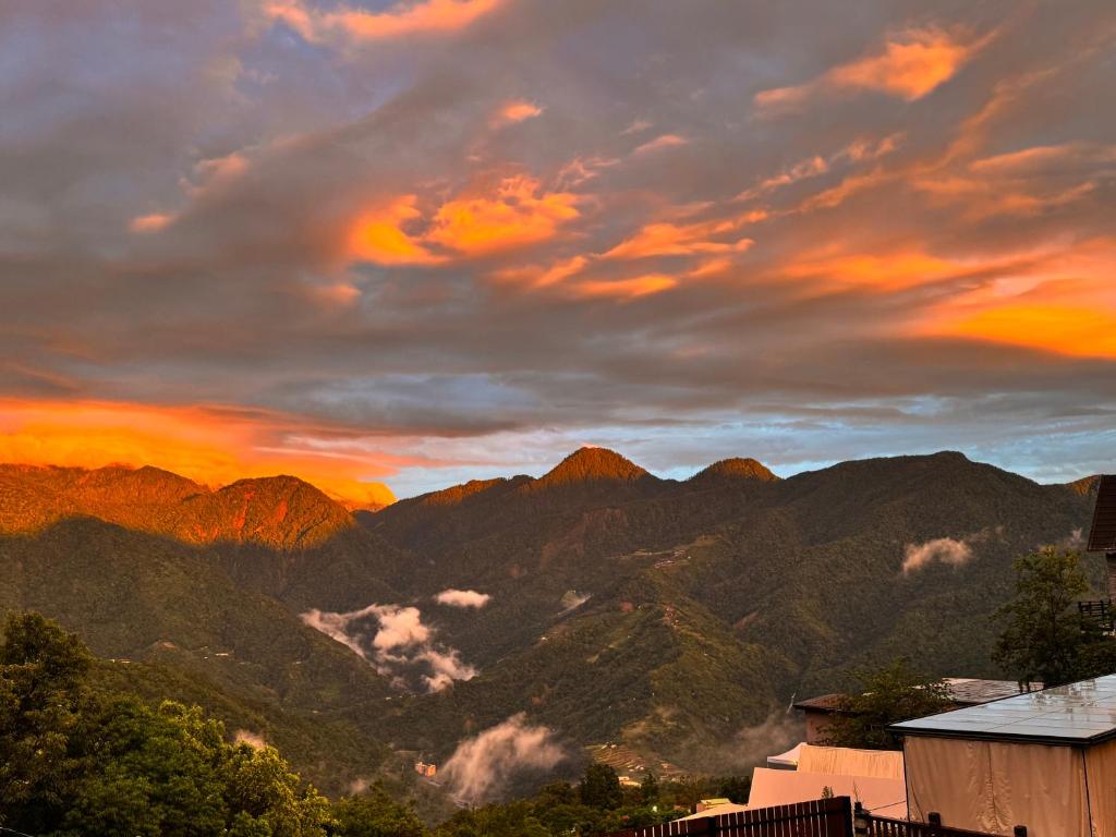 a view of a mountain range at sunset at Donato Glamping in Renai