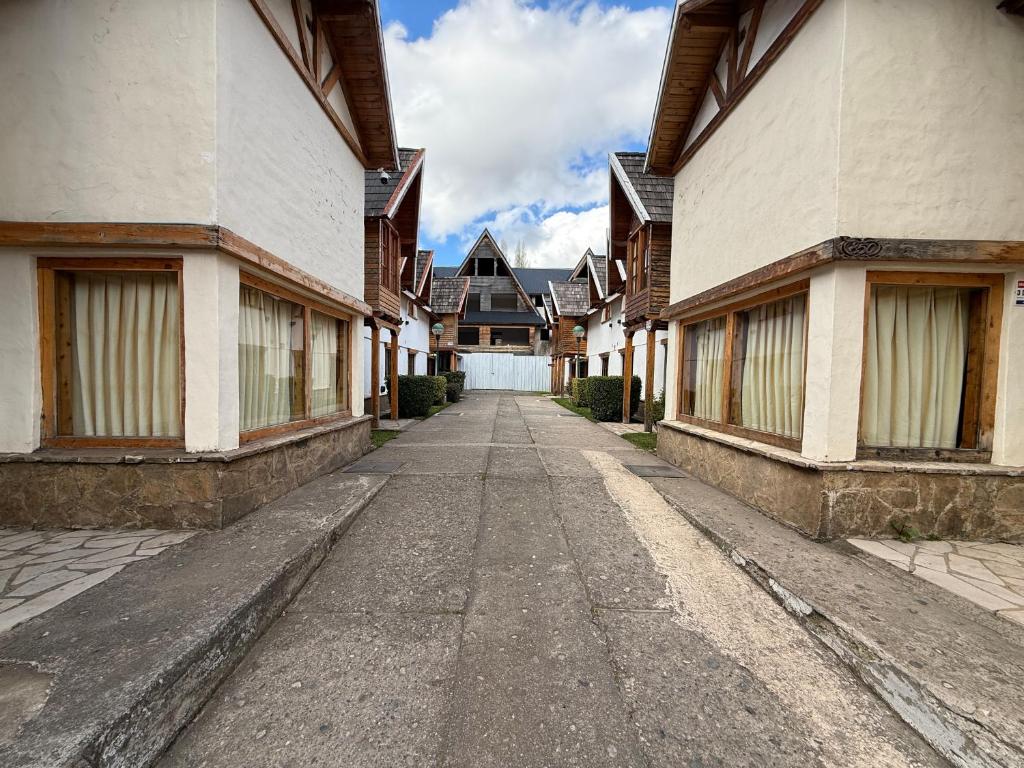 an empty street in an old building at Apart Manantial del Valle in San Martín de los Andes