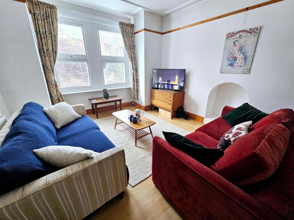 Una sala de estar con dos sofás y un televisor. en Gorgeous Home In Ealing London, en Brentford