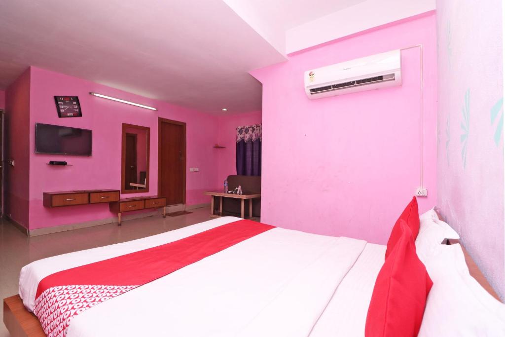 Ένα ή περισσότερα κρεβάτια σε δωμάτιο στο Hotel O Maruti Lodging