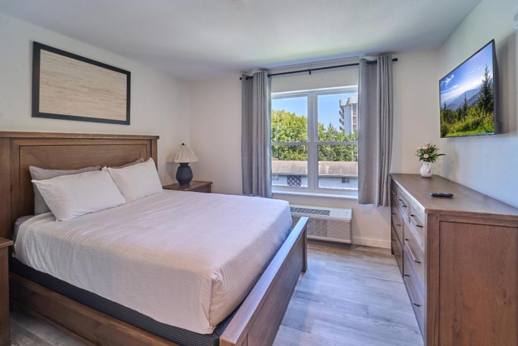 a bedroom with a large bed and a window at The Ruby 303 By Avada Properties in Pigeon Forge