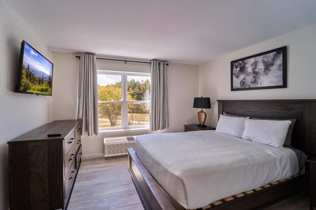 a bedroom with a large bed and a window at The Ruby 310 By Avada Properties in Pigeon Forge