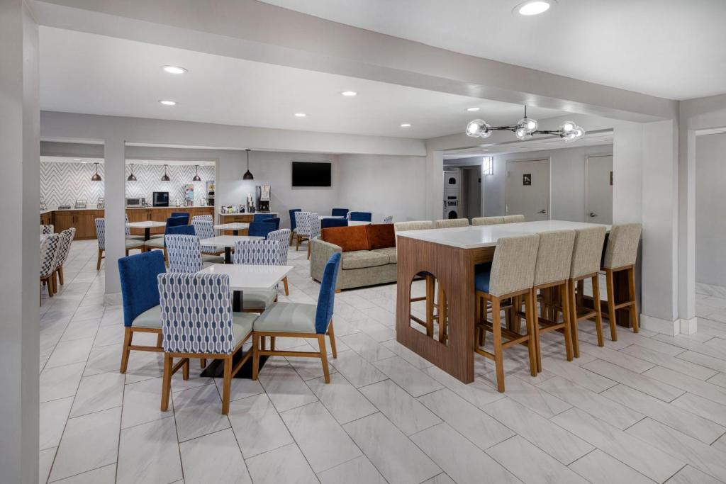 Μια τηλεόραση ή/και κέντρο ψυχαγωγίας στο Best Western Greensboro Coliseum Inn