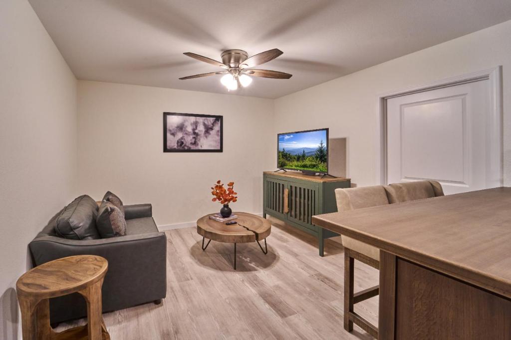 ein Wohnzimmer mit einem Deckenventilator und einem Tisch in der Unterkunft The Ruby 312 By Avada Properties in Pigeon Forge