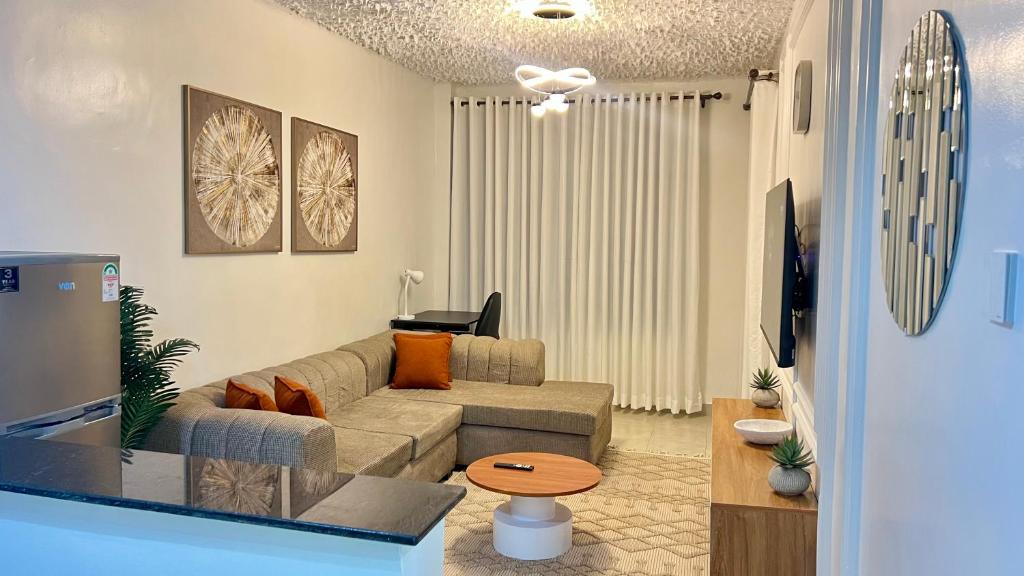 een woonkamer met een bank en een tafel bij Nanyuki Luxe Stays 2 in Nanyuki