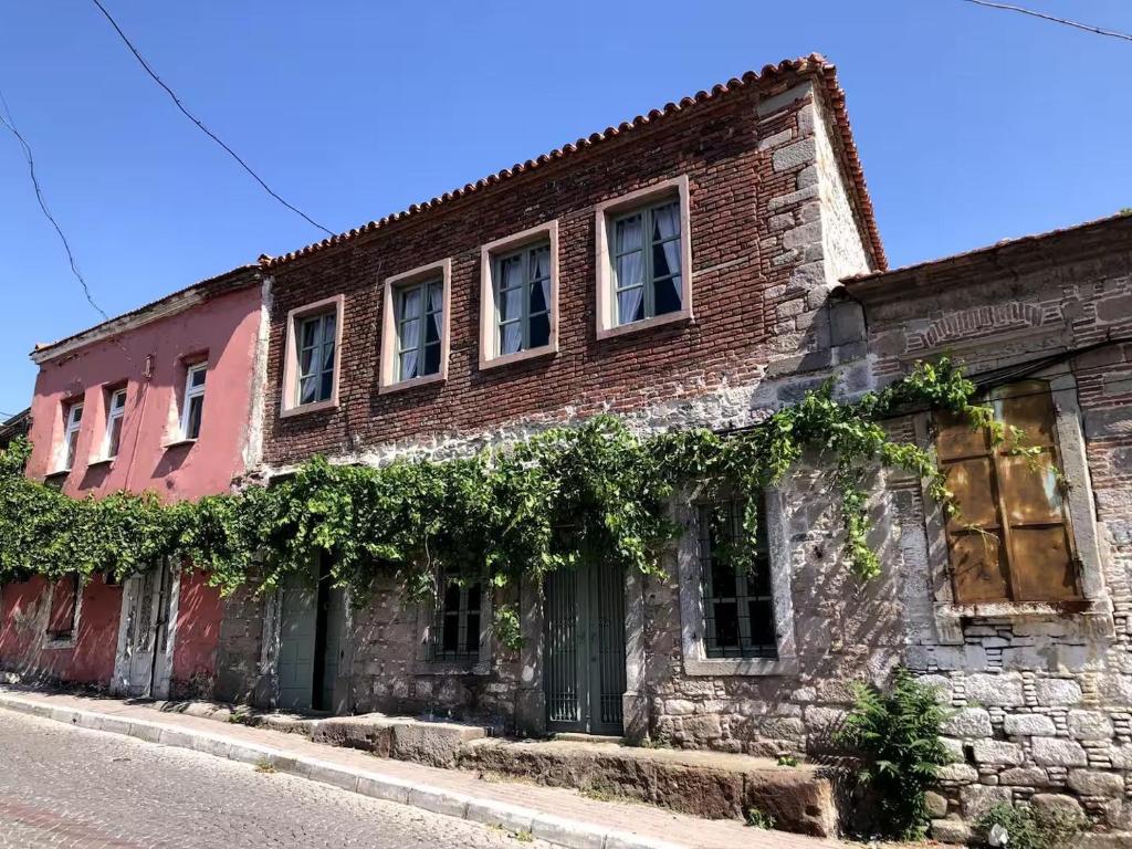 een oud bakstenen gebouw met klimop erop bij No4Pergamon in Bergama