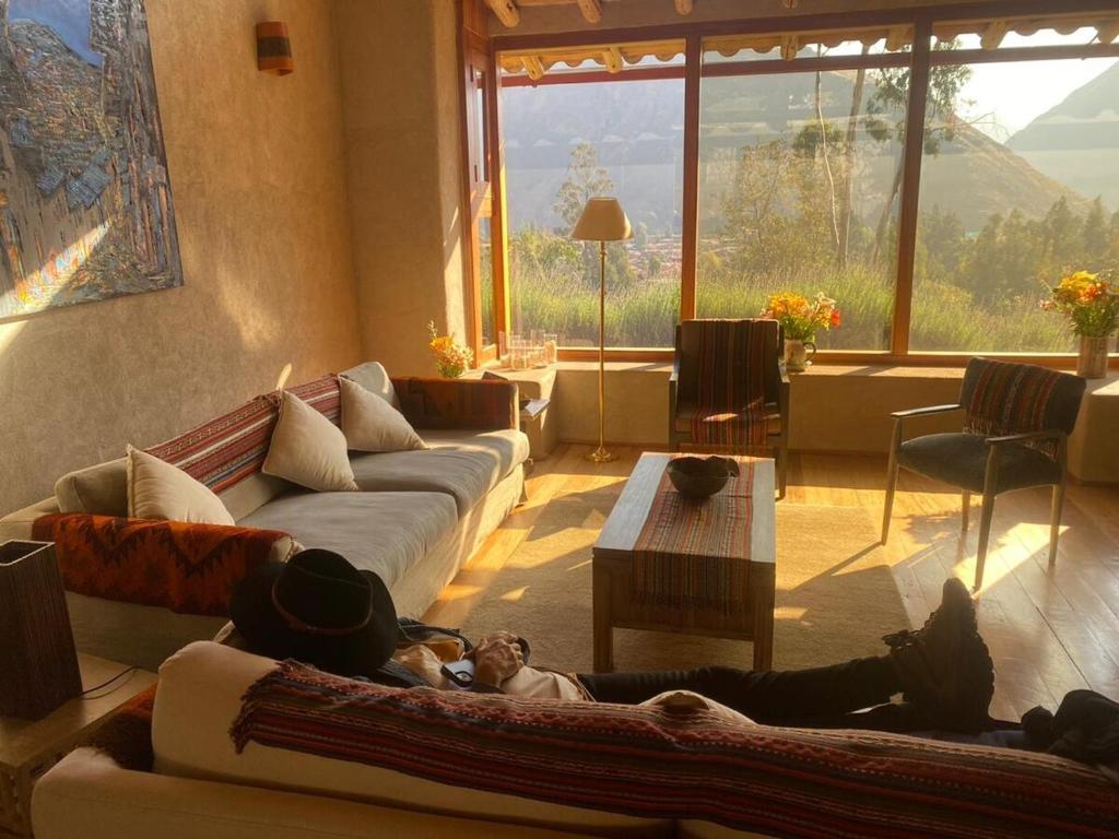 CalcaにあるHouse with splendid views - Valle Sagradoの居間のソファに寝た者