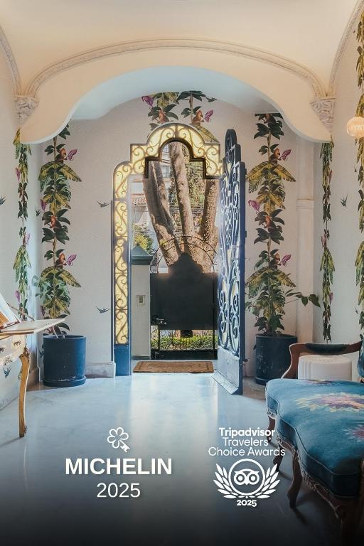 a room with a bed and a large doorway at Pug Seal Polanco Allan Poe in Mexico City