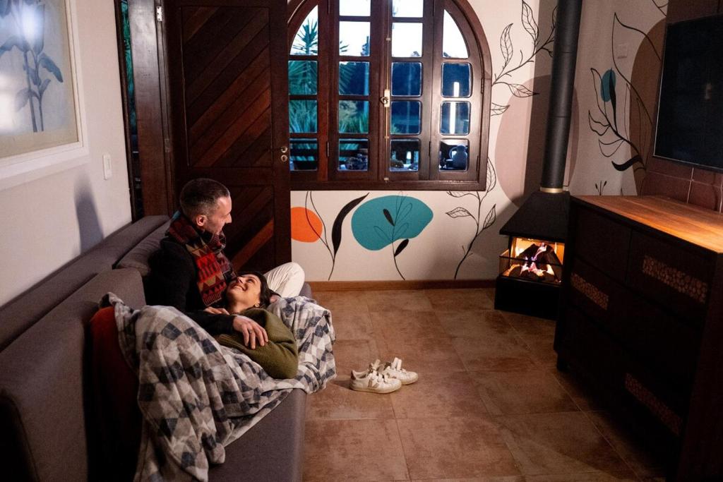 Coin salon dans l'établissement Chácara Beija Flor com Casa de Campo charmosa pertinho de Curitiba