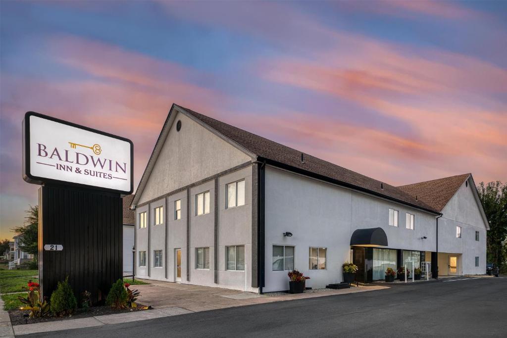 ウェスト・スプリングフィールドにあるBaldwin Inn & Suites, SureStay Collection by Best Westernのバリニング・イン・アンド・スイーツの看板がある建物