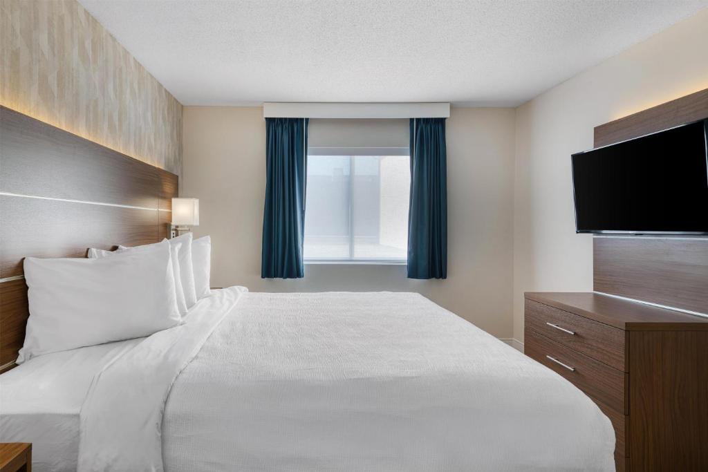 Baldwin Inn & Suites, SureStay Collection by Best Western photo