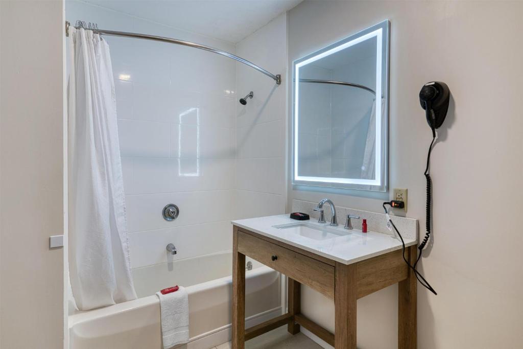 Baldwin Inn & Suites, SureStay Collection by Best Western photo