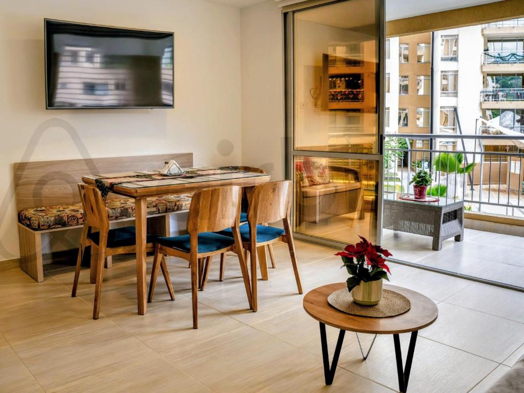 a dining room with a table and chairs at Lindo y Moderno Apartamento en Villeta para descanso y relajacion in Villeta