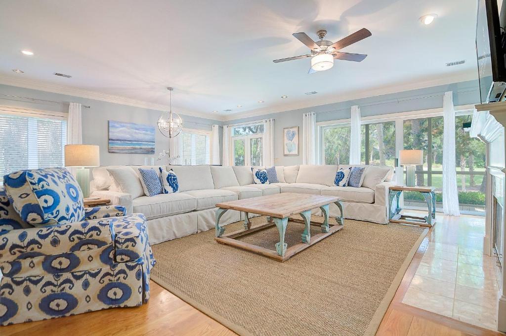 Χώρος καθιστικού στο HO2875: 2875 Hidden Oak Drive