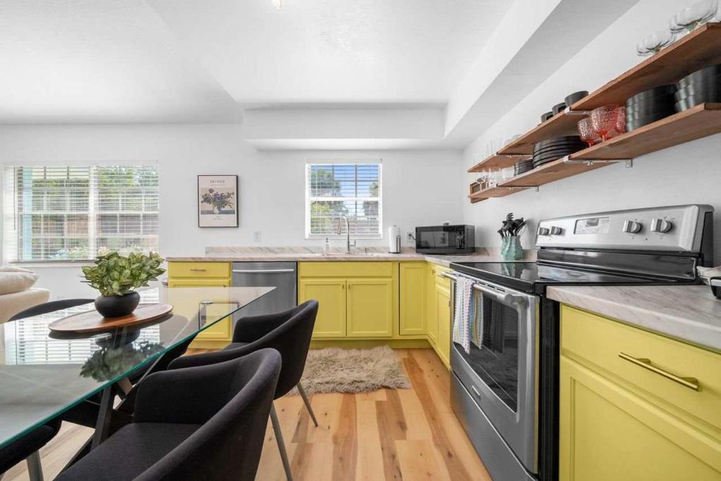 Kuchyň nebo kuchyňský kout v ubytování Drift & Dream Getaway - Pet-Friendly - Near Springs