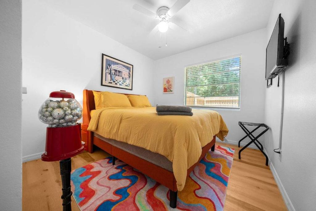 Ένα ή περισσότερα κρεβάτια σε δωμάτιο στο The Happy Haven - Near Manatee Tours - Pet Friendly