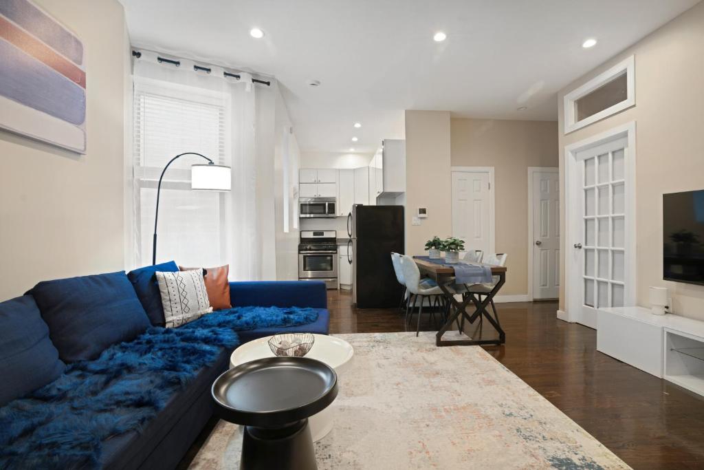 Televiisor ja/või meelelahutuskeskus majutusasutuses 3 BD Idyllic Haven next to Central Park