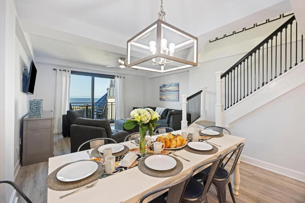 uma sala de jantar e sala de estar com mesa e cadeiras em SW416B: 416B Shipwatch em Isle of Palms