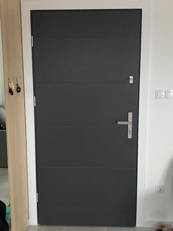 a black door with a silver handle in a room at Domek w Biłgoraju in Biłgoraj