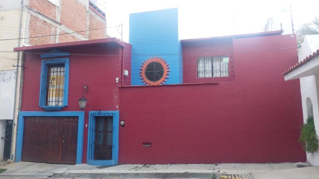 a red and blue wall of a building at Casa en renta, fraccionamiento Victoria, Oaxaca in Oaxaca City